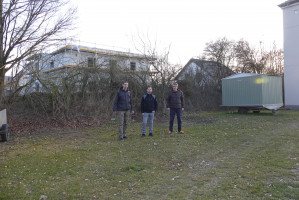 An dieser Stelle könnte man den Wunsch nach einem Spielplatz auch für den Campingplatz mit umsetzen, so die SPD Gemeinderäte, Bastian Hümmer, Matthias Naumann, Paul Hümmer, bei einer Besichtigung vor Ort.