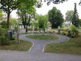 Das Bild zeigt eine Erd-Urnenabteilung auf einem Friedhof im Landkreis Schweinfurt. So eine Gestaltung wäre auch in Sand eine wunderbare Sache!