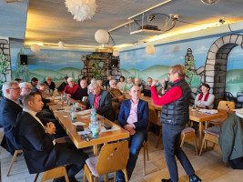 Gastgeber Roman Hermann, Stephan Schneider und die anwesenden Gäste folgen aufmerksam der Rede von Sabine Dittmar.