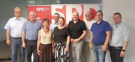 Die neue Führungsriege der HaßbergSPD mit den Ehrengästen beim Kreisparteitag in Ebern: Von links: Helmut Dietz, Jürgen Hennemann, Nicole Meyer, Steffen Kropp, Johanna Bamberg-Reinwand, Bernd Rützel, Thomas Stadelmann, Wolfram Thein und der Sprecher des V